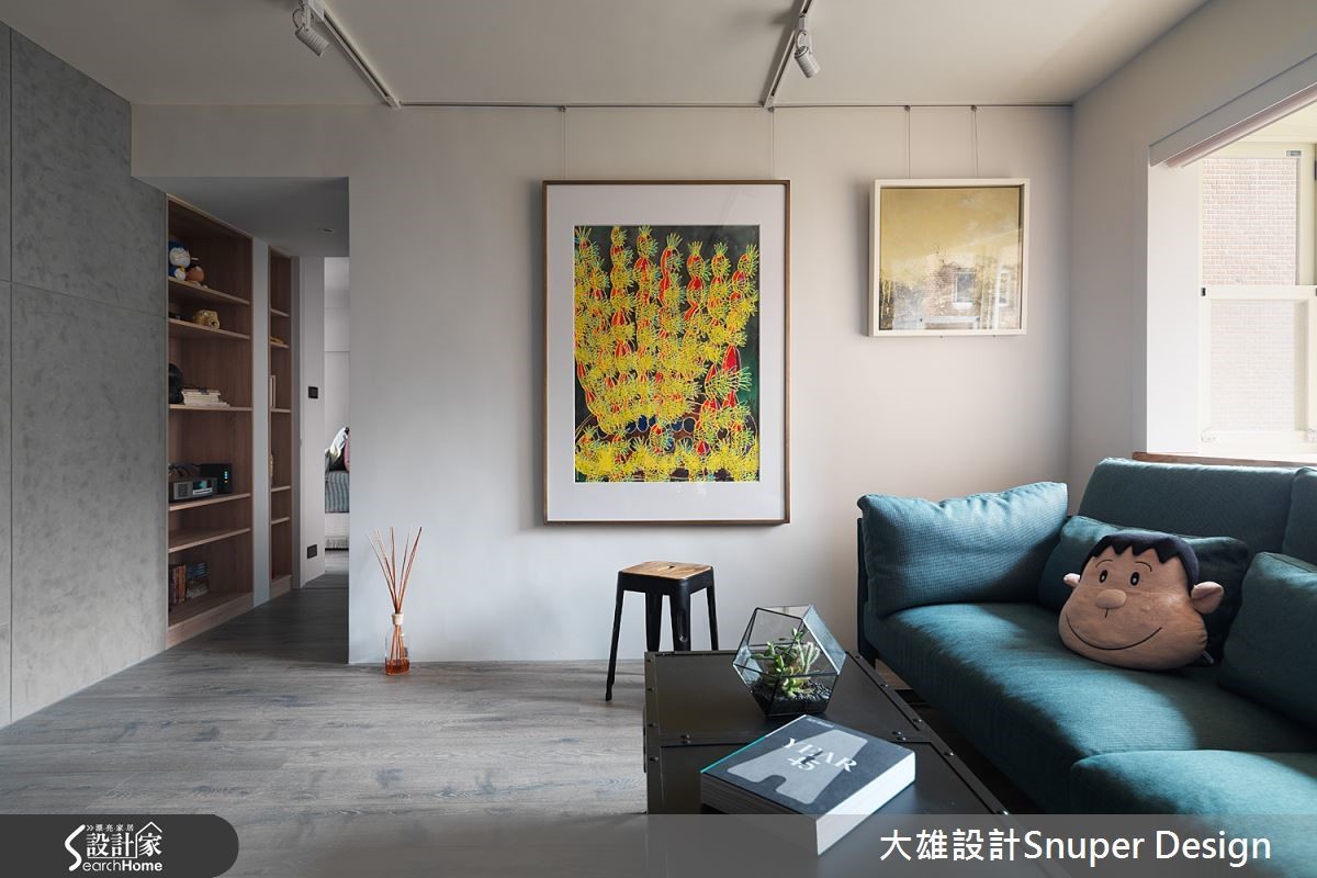 電視牆使用進口馬來漆,另一面牆面乾淨留白,加上超耐磨木地板,簡單不囉嗦發揮建材原質,強調屋主的收藏畫作及特色家具。 電視牆使用進口馬來漆,另一面牆面乾淨留白,加上超耐磨木地板,簡單不囉嗦發揮建材原質,強調屋主的收藏畫作及特色家具。