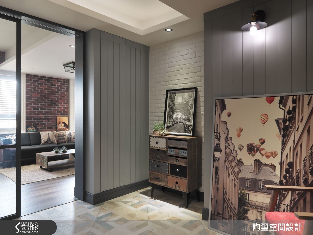 38 坪的居住空間,設計師給予 Loft 風格定調,並將原