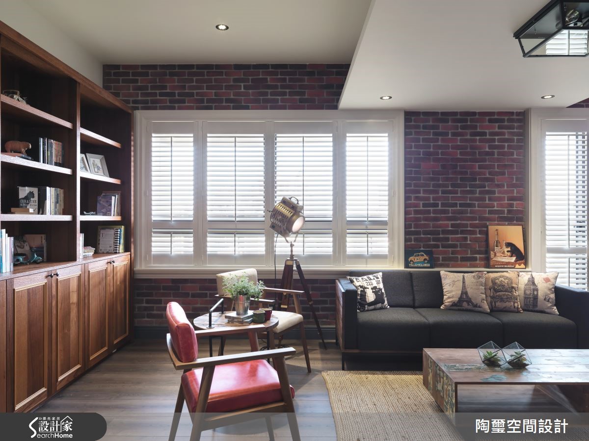 38 坪的居住空間,設計師給予 Loft 風格定調,並將原