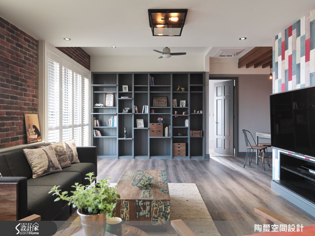 38 坪的居住空間,設計師給予 Loft 風格定調,並將原