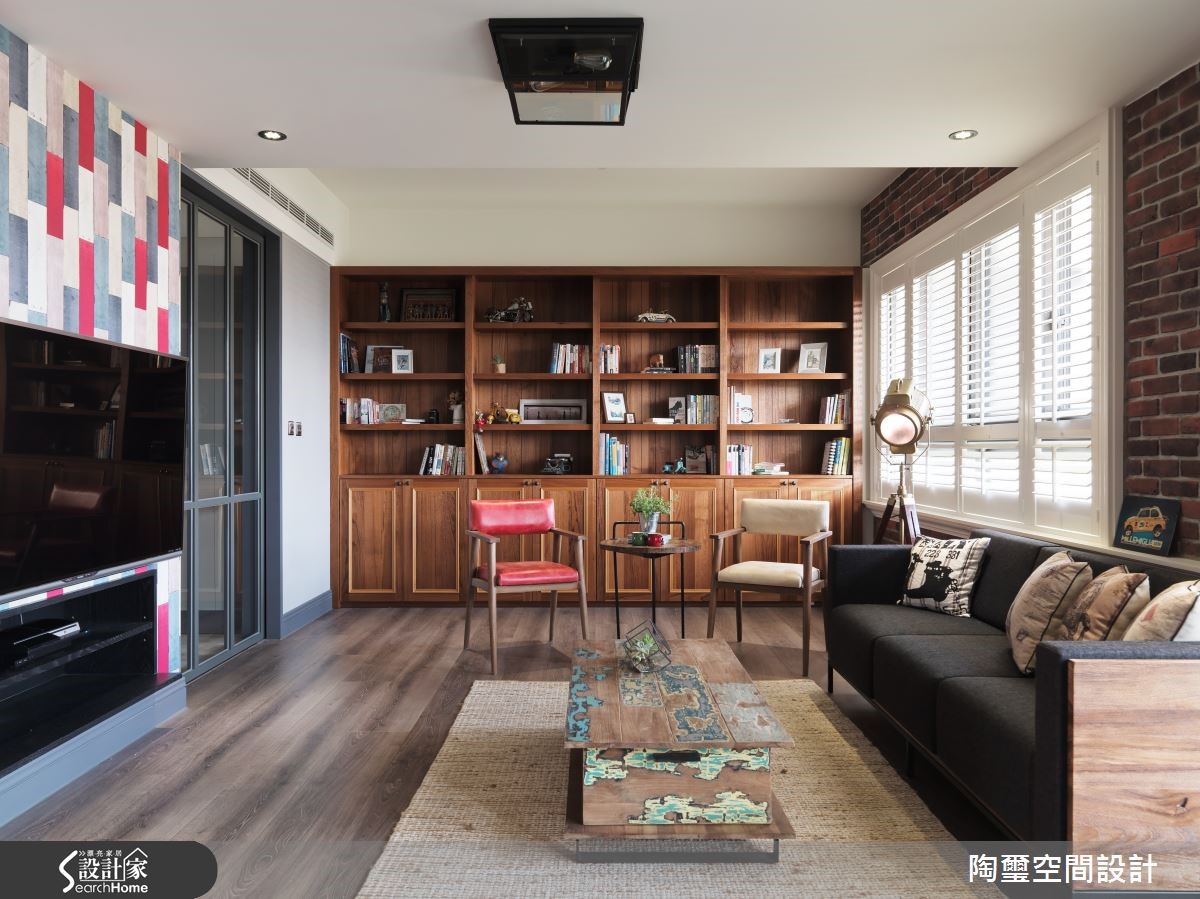 38 坪的居住空間,設計師給予 Loft 風格定調,並將原