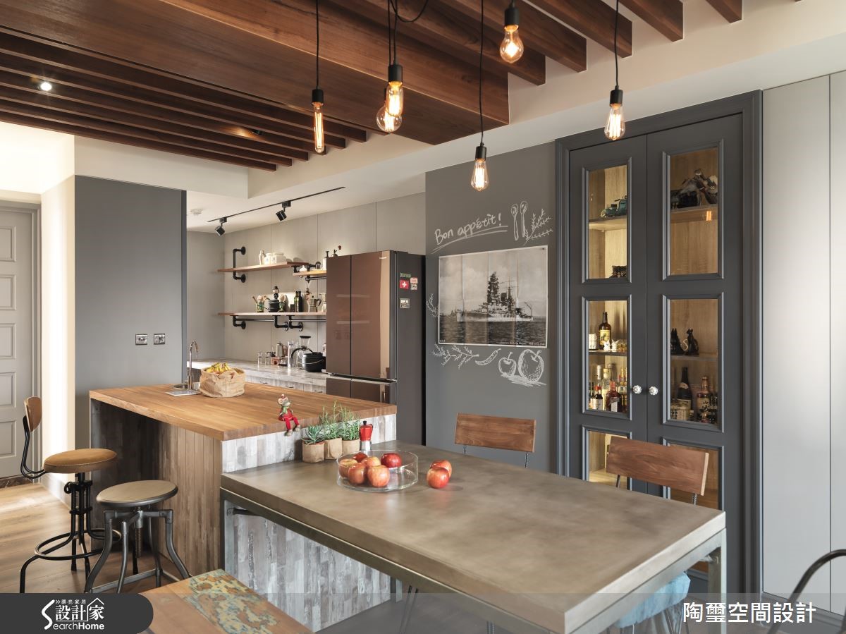 38 坪的居住空間,設計師給予 Loft 風格定調,並將原