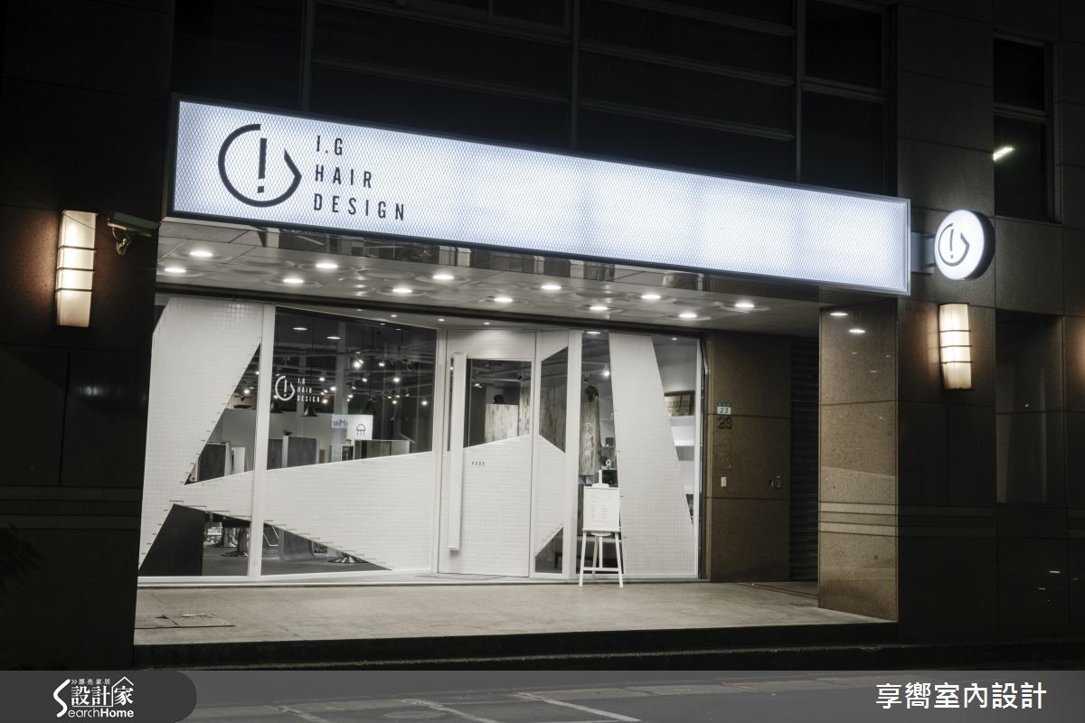 跳脫一般商業空間的視角,讓座落於城市中心的髮廊,成