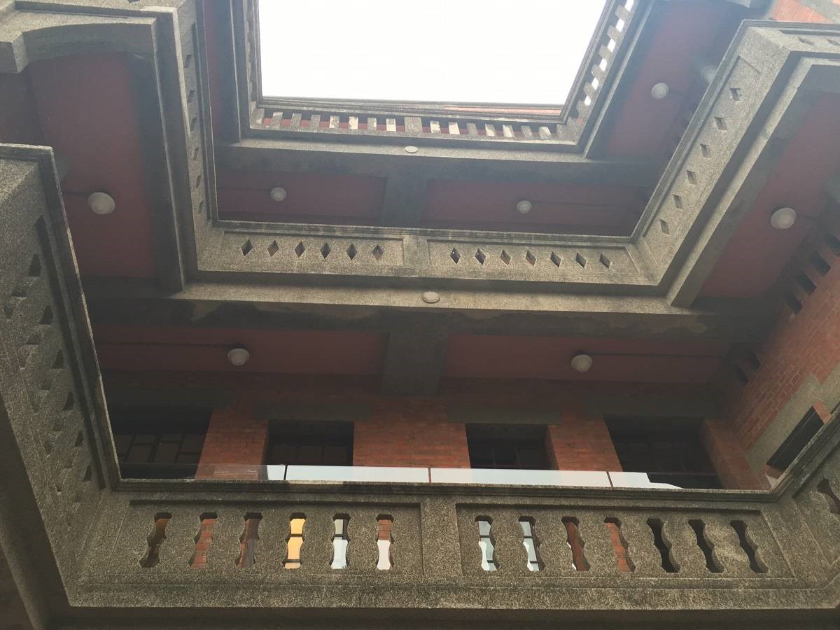 從下向上仰望,各個樓層的女兒牆皆有不同的鏤空圖樣,二樓為柳葉、三樓為菱紋、四樓則為直條型,可見大戶人家對於屋宅建築的講究。 從下向上仰望,各個樓層的女兒牆皆有不同的鏤空圖樣,二樓為柳葉、三樓為菱紋、四樓則為直條型,可見大戶人家對於屋宅建築的講究。