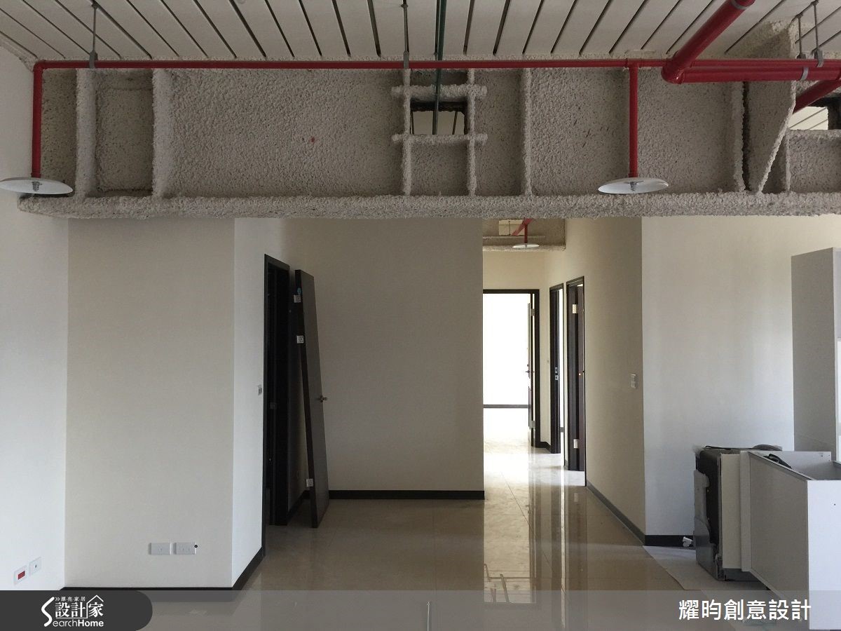 照片左方為原本的廚房位置,將拆除廚房的兩道牆面。圖片提供_耀昀創意設計 照片左方為原本的廚房位置,將拆除廚房的兩道牆面。圖片提供_耀昀創意設計