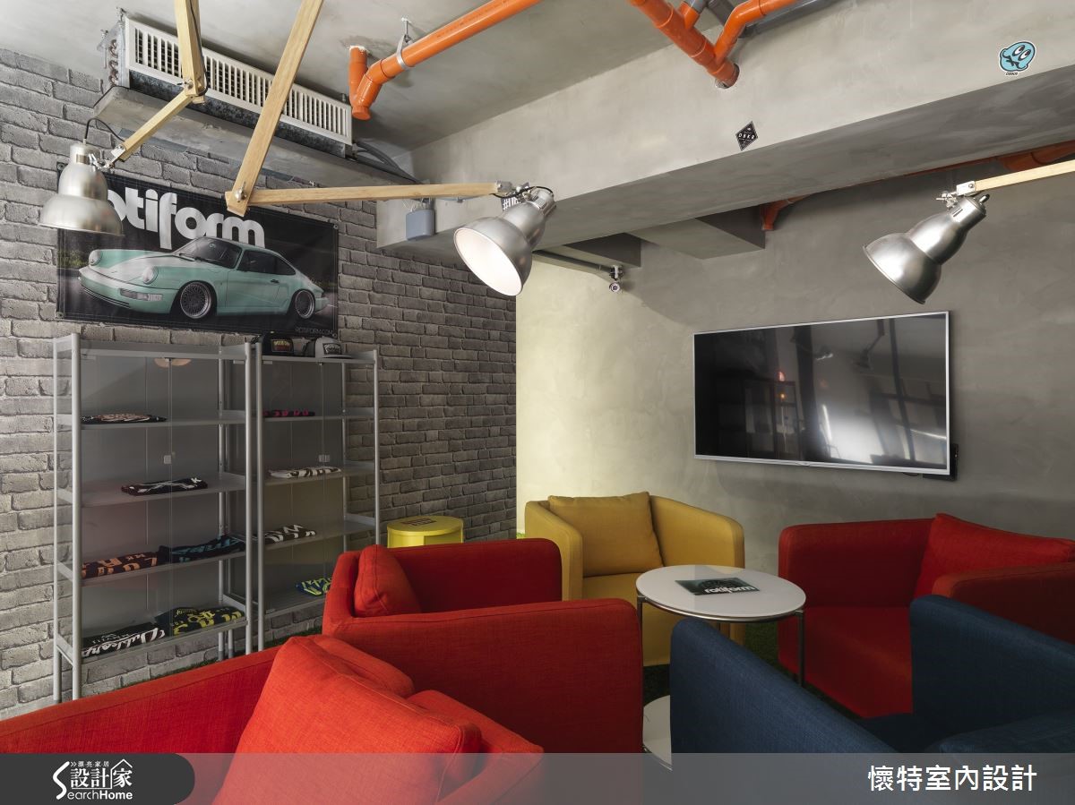 設計師善用挑高空間與工業風建材,打造宛如 Transform