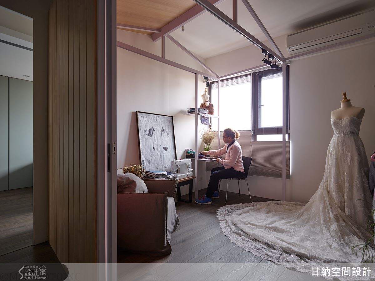 從事服裝設計的屋主夫妻,工作需與等身人型相伴,閒暇