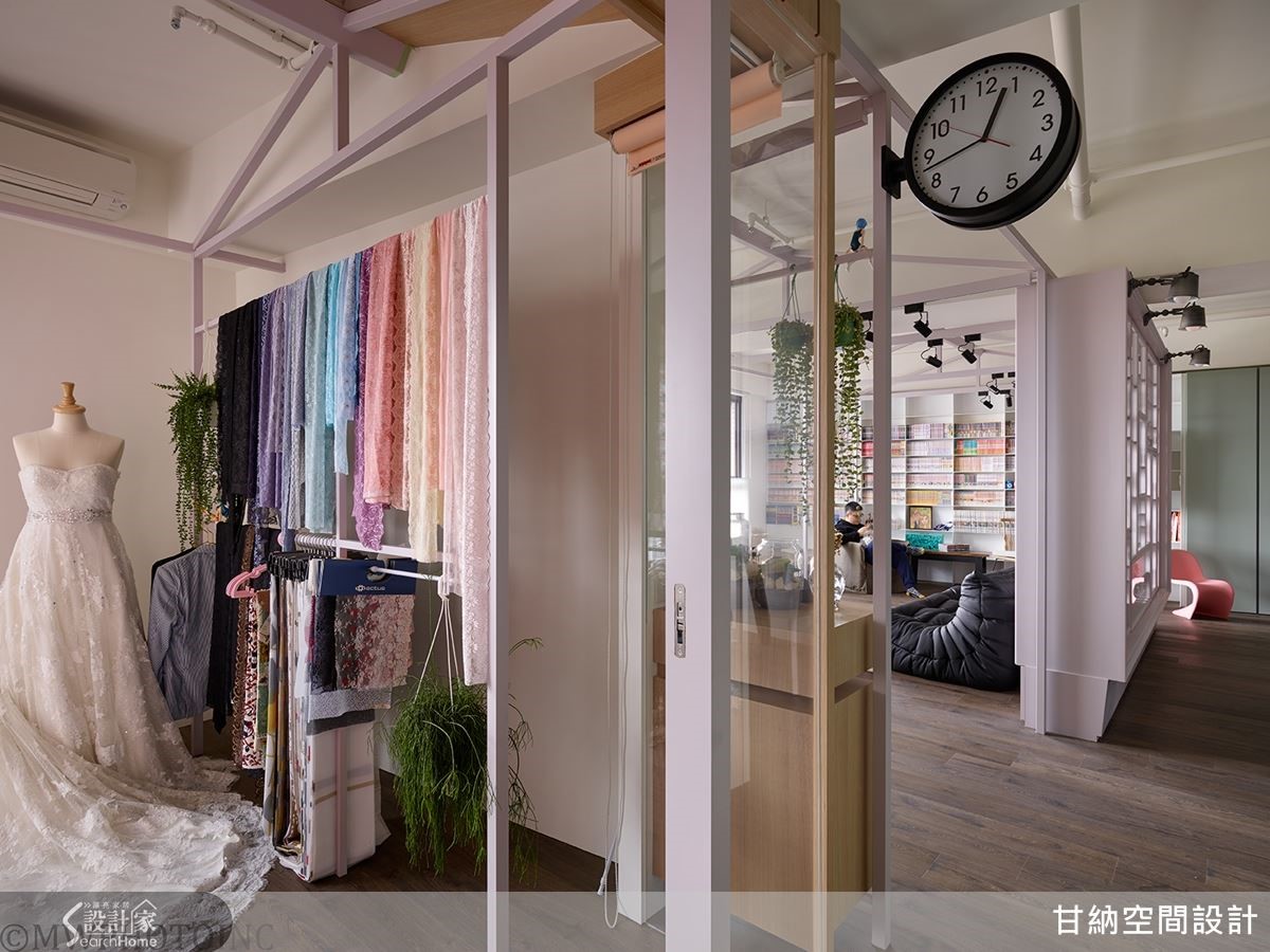 玩具屋的骨架穿牆而過,連接工作室與臥室,成了屋主夫妻掛置工作用布料與日常衣物的大型衣架, 以鐵件為線、相連成面成就隱形的面牆,又接出了一座有著透明斜屋頂的小木屋。 玩具屋的骨架穿牆而過,連接工作室與臥室,成了屋主夫妻掛置工作用布料與日常衣物的大型衣架, 以鐵件為線、相連成面成就隱形的面牆,又接出了一座有著透明斜屋頂的小木屋。