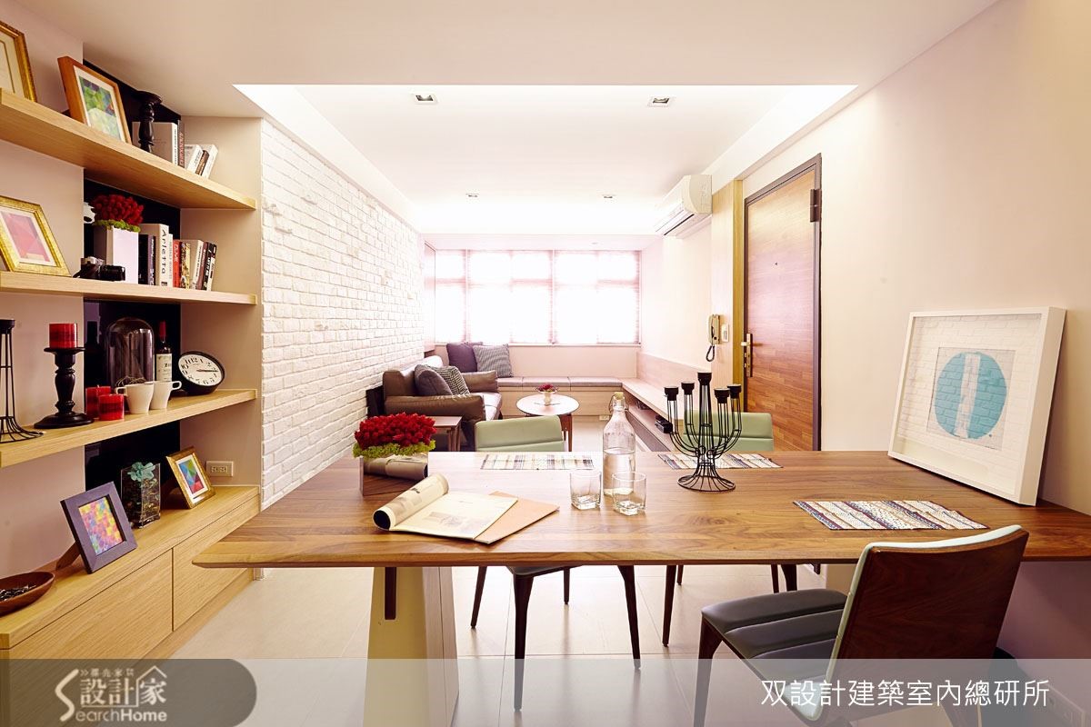 窗畔的休憩座位則與電視櫃連結成 L 型動線,形成流暢的檯面設計,並善用客廳畸零地打造收納櫃,在小格局中將空間利用發揮大最大效果。 窗畔的休憩座位則與電視櫃連結成 L 型動線,形成流暢的檯面設計,並善用客廳畸零地打造收納櫃,在小格局中將空間利用發揮大最大效果。