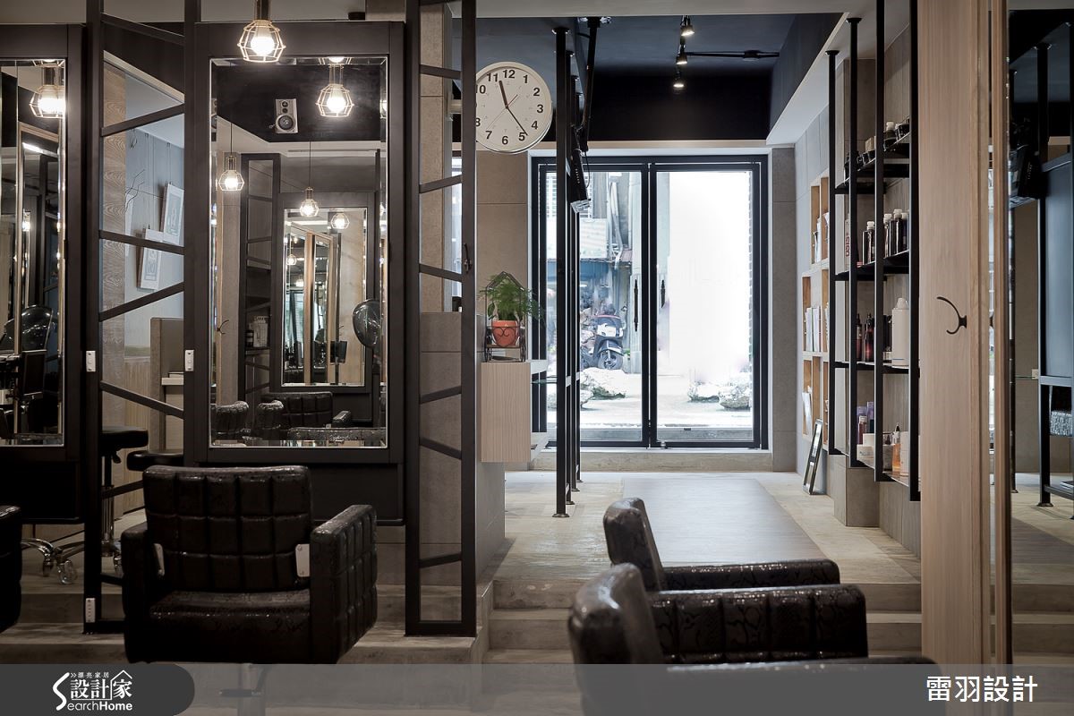 27 坪的 Loft 風髮廊,從外觀至內部裝潢,都非常有特