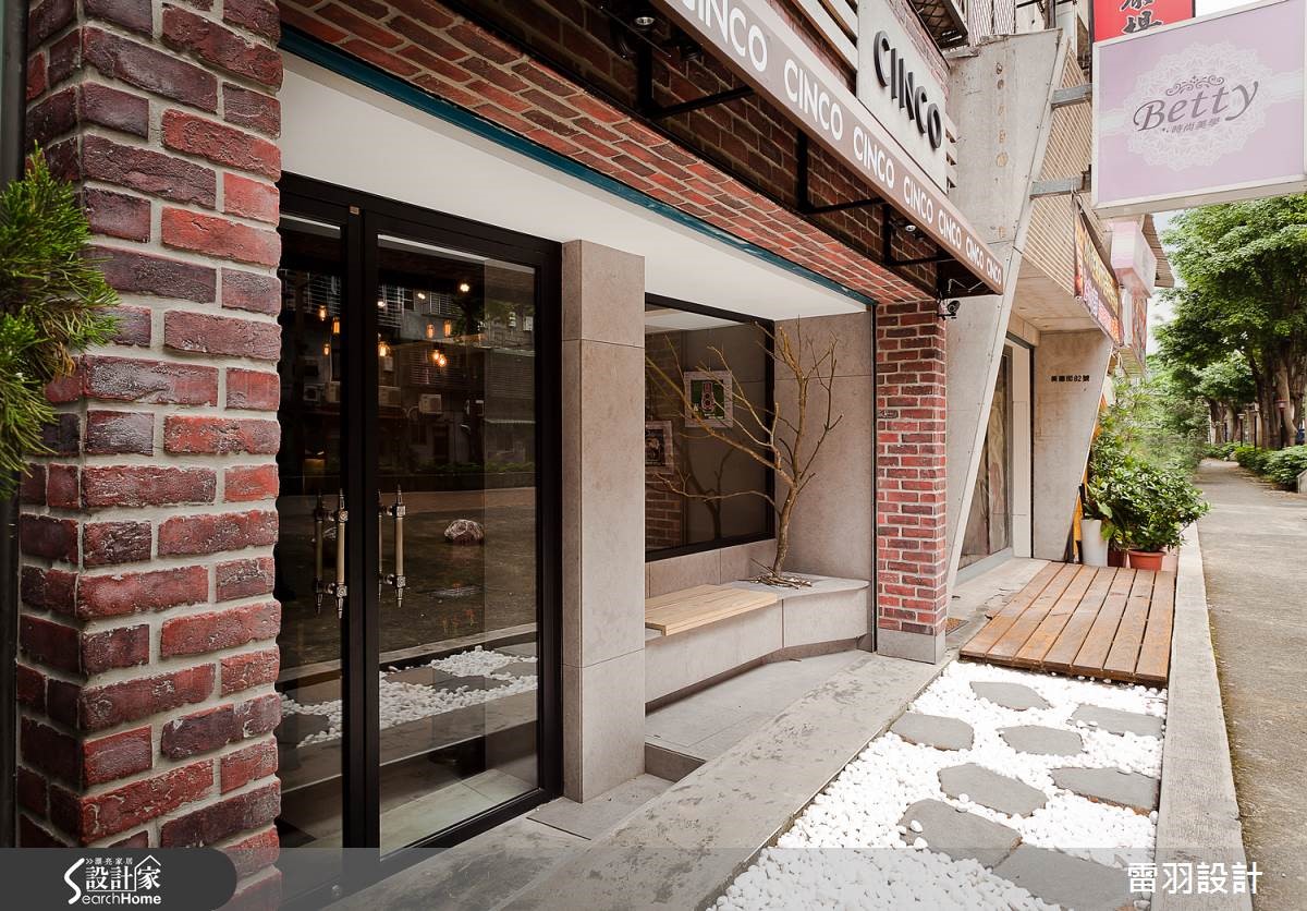 27 坪的 Loft 風髮廊,從外觀至內部裝潢,都非常有特