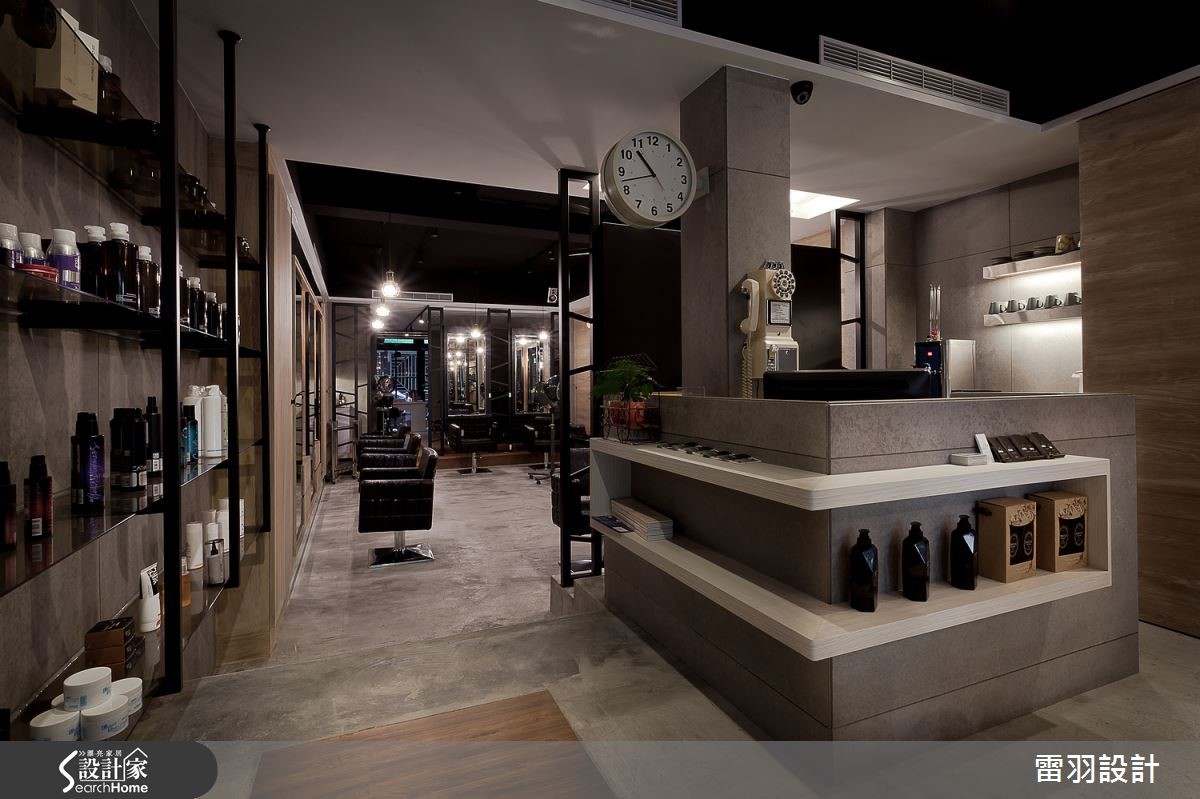 27 坪的 Loft 風髮廊,從外觀至內部裝潢,都非常有特