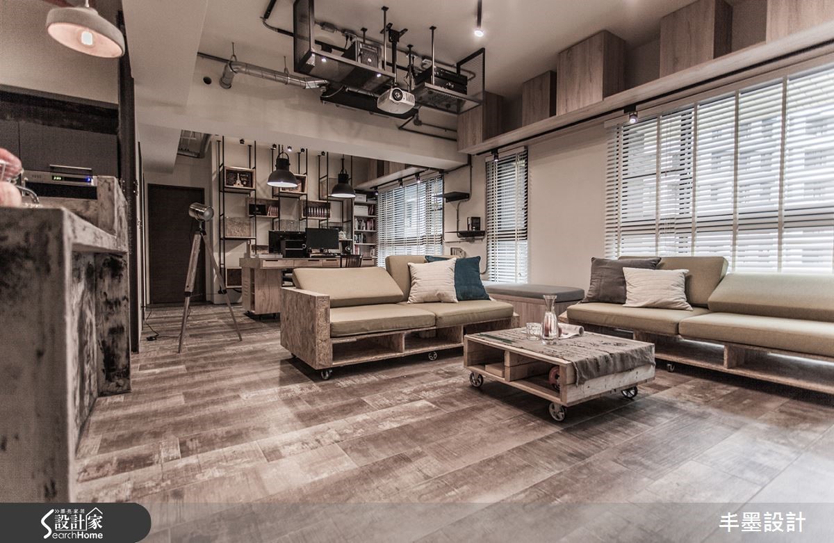 空間功能以各具特色元素的家具彰顯,OSB板製作的沙發,日常中呈現L形,當訪客多的時,可以一分為二隨興變化;整體家具都有著移動的能力,隨時靜候主人需求幻化空間樣貌,為主人獨特的存在。 空間功能以各具特色元素的家具彰顯,OSB板製作的沙發,日常中呈現L形,當訪客多的時,可以一分為二隨興變化;整體家具都有著移動的能力,隨時靜候主人需求幻化空間樣貌,為主人獨特的存在。