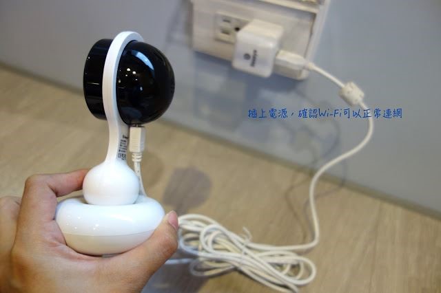雙方的電源插座都要插上,確認家裡的 Wi-Fi 可以正常使用。 雙方的電源插座都要插上,確認家裡的 Wi-Fi 可以正常使用。
