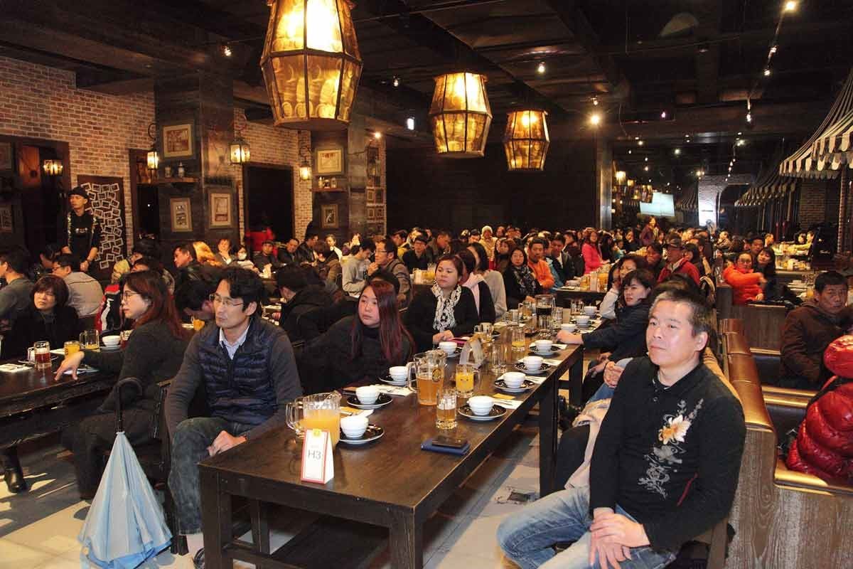 新色發表會中,超過 400 名設計師、建築師、建商、代理商、媒體、贊助廠商,專心聆聽發表會。 新色發表會中,超過 400 名設計師、建築師、建商、代理商、媒體、贊助廠商,專心聆聽發表會。