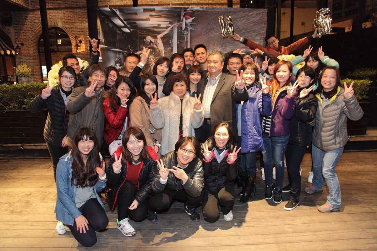伸保各部門員工與創辦人暨董事長賢伉儷於新色發表會現場合影。 伸保各部門員工與創辦人暨董事長賢伉儷於新色發表會現場合影。