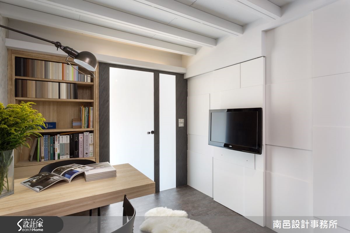 12 坪場域內,集結了工作室與起居功能,打造SOHO 族的