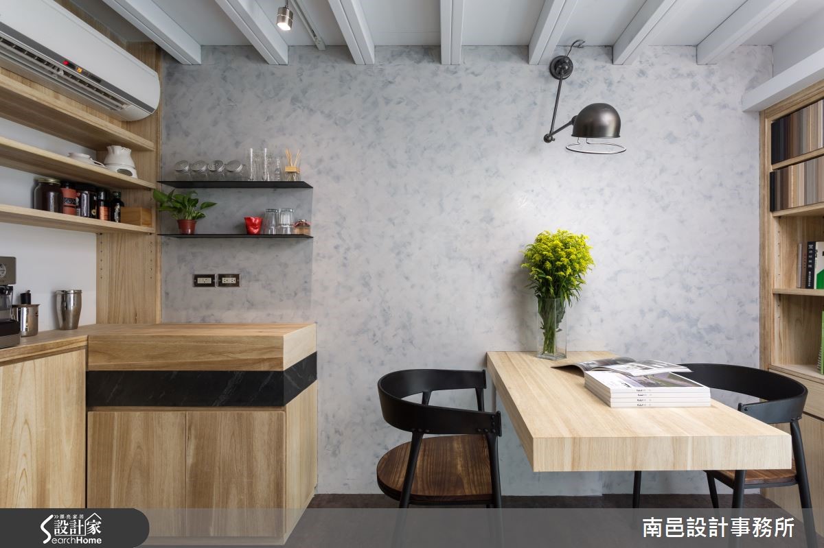 12 坪場域內,集結了工作室與起居功能,打造SOHO 族的