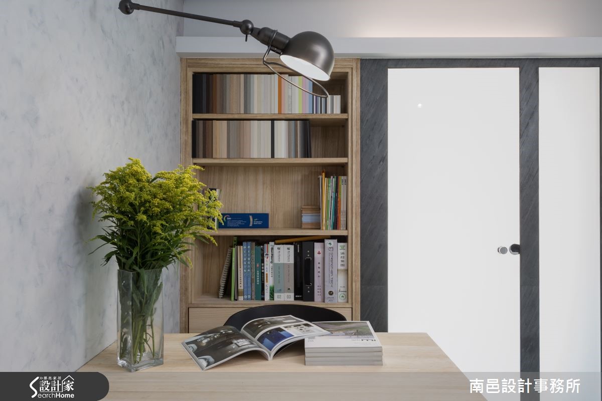12 坪場域內,集結了工作室與起居功能,打造SOHO 族的