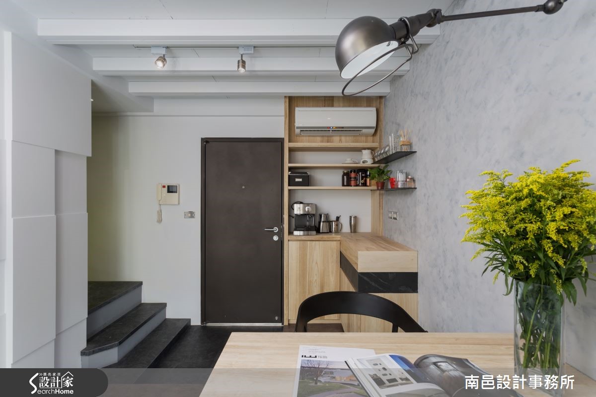 12 坪場域內,集結了工作室與起居功能,打造SOHO 族的