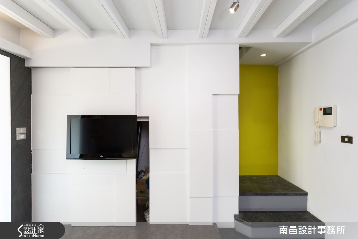 12 坪場域內,集結了工作室與起居功能,打造SOHO 族的