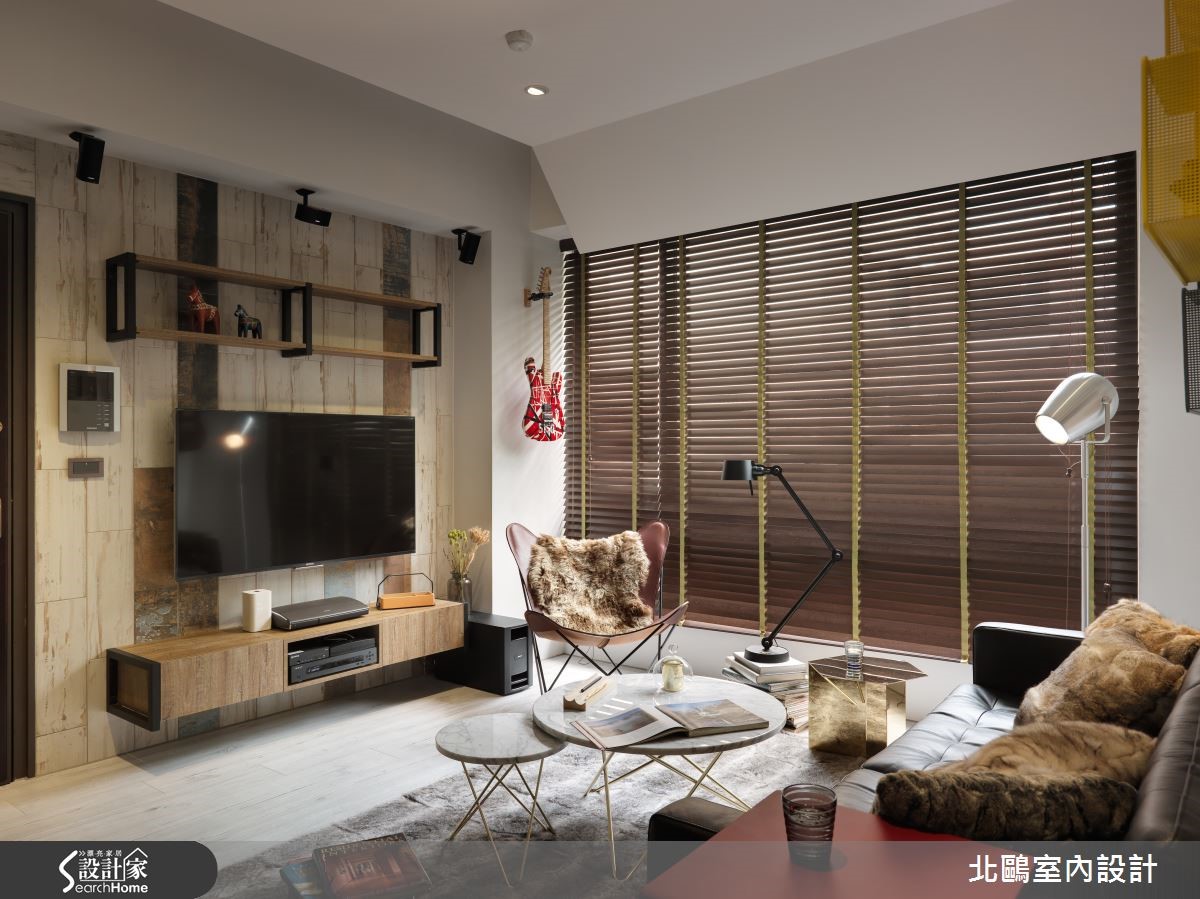 在電視牆選用結合鐵件的進口丹麥系統家具,即可營造最道地的北歐風格。 在電視牆選用結合鐵件的進口丹麥系統家具,即可營造最道地的北歐風格。