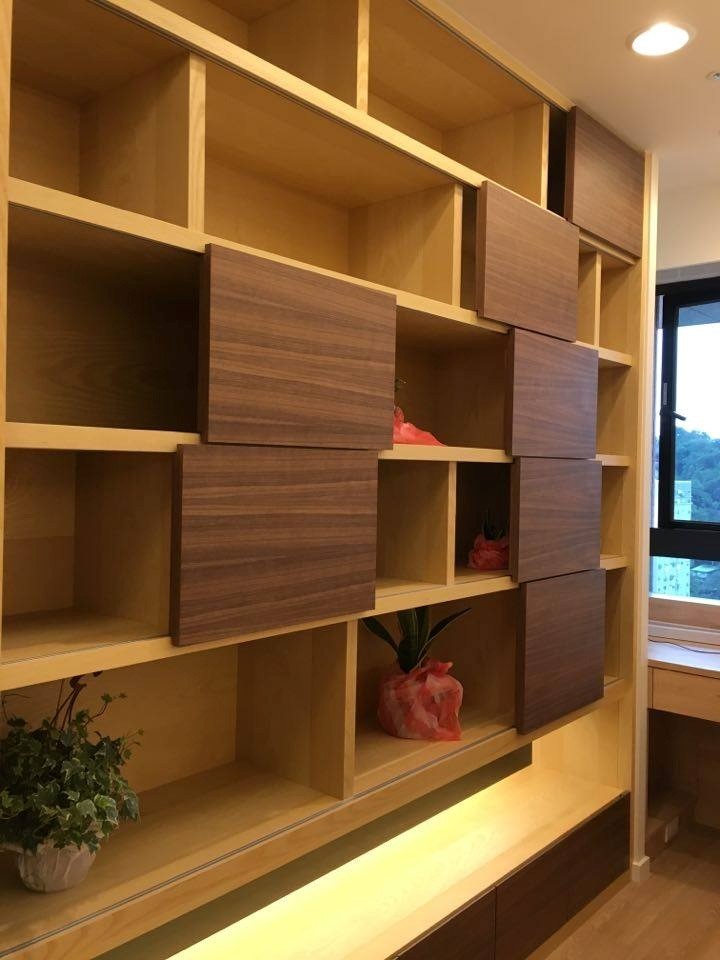 書櫃先以現場木工釘出外部架構,再置入訂製櫃體。 書櫃先以現場木工釘出外部架構,再置入訂製櫃體。
