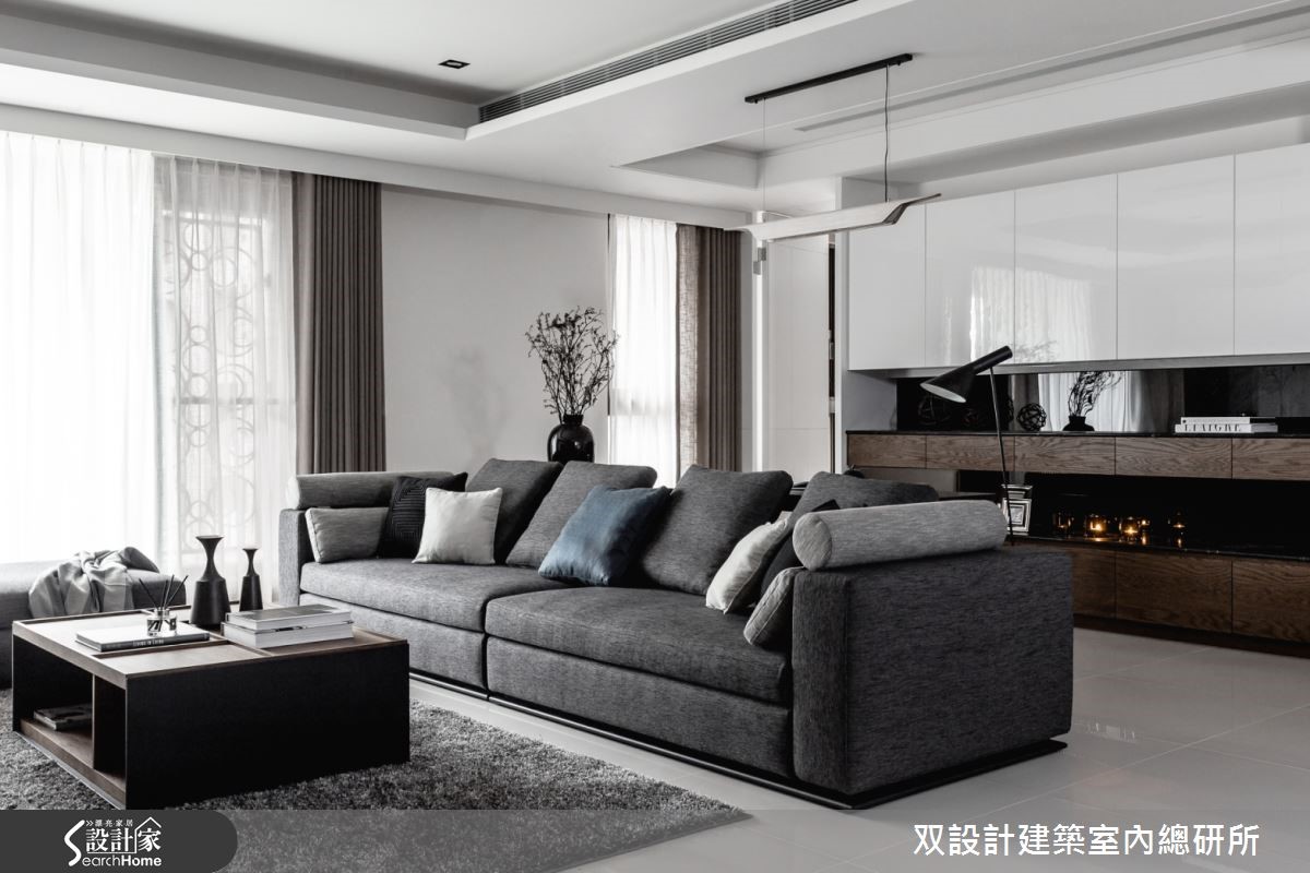 客廳電視牆以不規則渲染的大理石肌理,呈現簡約奢華的大氣風範,透過深淺木頭質感的溫潤營造,型塑出空間沉穩內斂的人文風雅品味。 客廳電視牆以不規則渲染的大理石肌理,呈現簡約奢華的大氣風範,透過深淺木頭質感的溫潤營造,型塑出空間沉穩內斂的人文風雅品味。