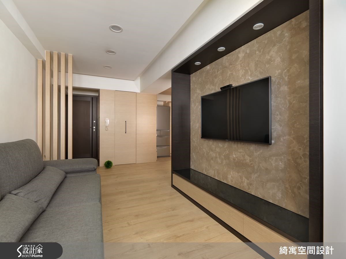 23 坪的老屋,原本中間採光不佳,設計師透過長條窗設