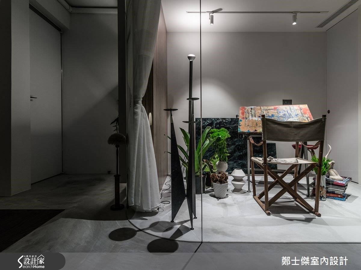 擁有大量藏書、喜愛繪畫與下廚的男屋主,在其居家空間