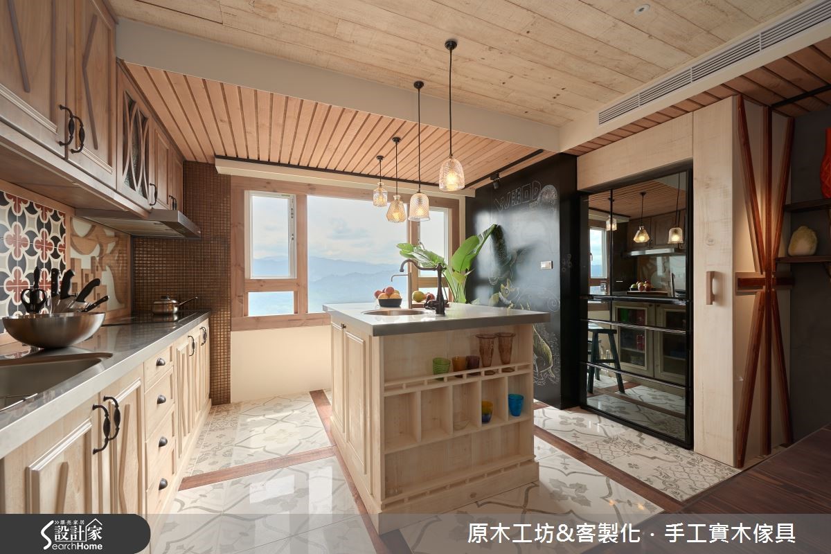 特殊收納設計的中島,是屋主最愛的早餐桌與工作檯。花磚與幾何木紋排列的廚房地面,極具個性。 特殊收納設計的中島,是屋主最愛的早餐桌與工作檯。花磚與幾何木紋排列的廚房地面,極具個性。