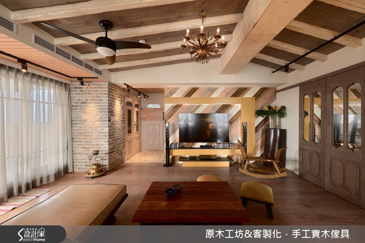 天花板以斜頂的概念包覆又低又粗的樑柱,營造如閣樓般小木屋的溫馨感,透過斜頂拉高能將視覺延伸,提升天與地之間的高度。 天花板以斜頂的概念包覆又低又粗的樑柱,營造如閣樓般小木屋的溫馨感,透過斜頂拉高能將視覺延伸,提升天與地之間的高度。