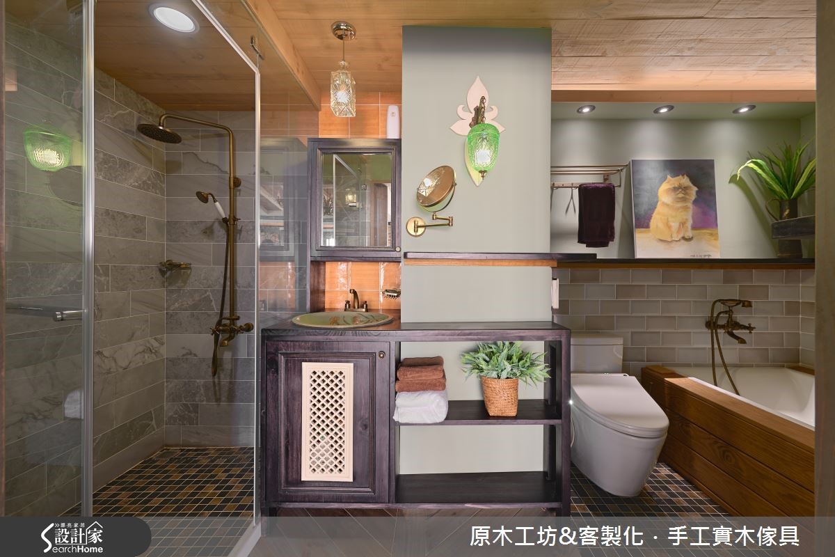 透過多重光源與通風設備,彌補衛浴空間沒有對外窗的限制;低彩度墨綠的磁磚與植栽配件,營造自然放鬆的渡假氛圍。 透過多重光源與通風設備,彌補衛浴空間沒有對外窗的限制;低彩度墨綠的磁磚與植栽配件,營造自然放鬆的渡假氛圍。