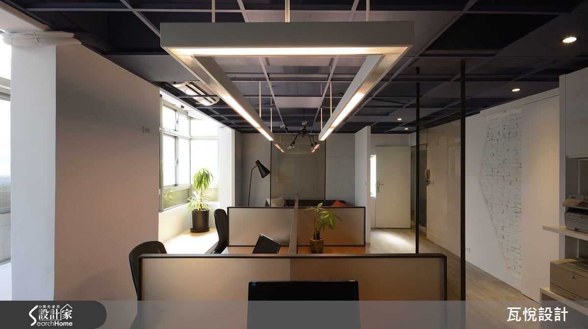 以 Loft 風定義的 28 坪辦公室,善用材質,實踐環保再