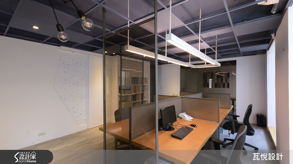 以 Loft 風定義的 28 坪辦公室,善用材質,實踐環保再