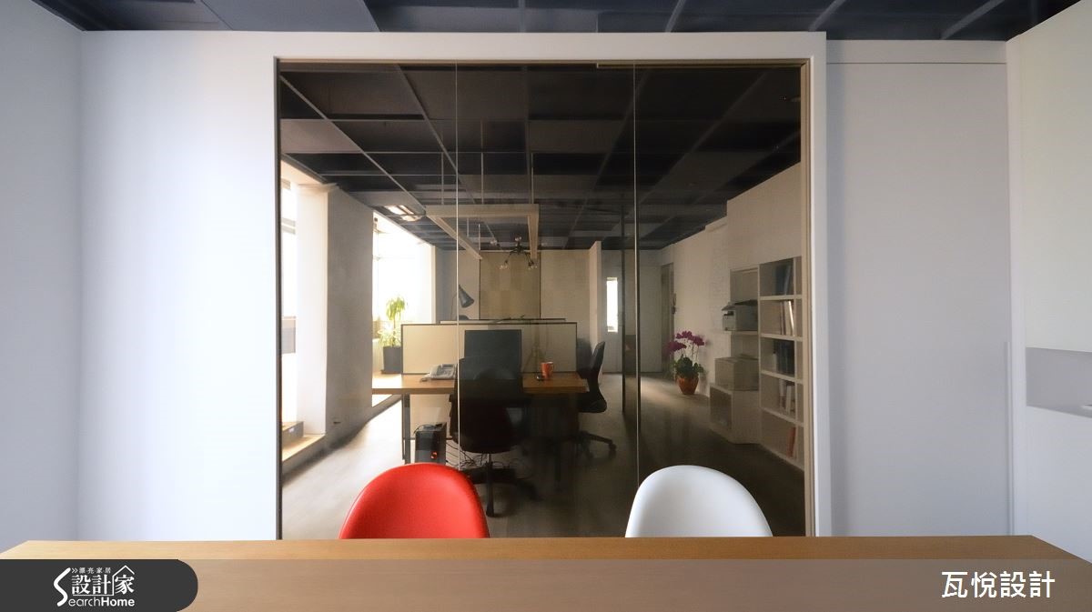 以 Loft 風定義的 28 坪辦公室,善用材質,實踐環保再