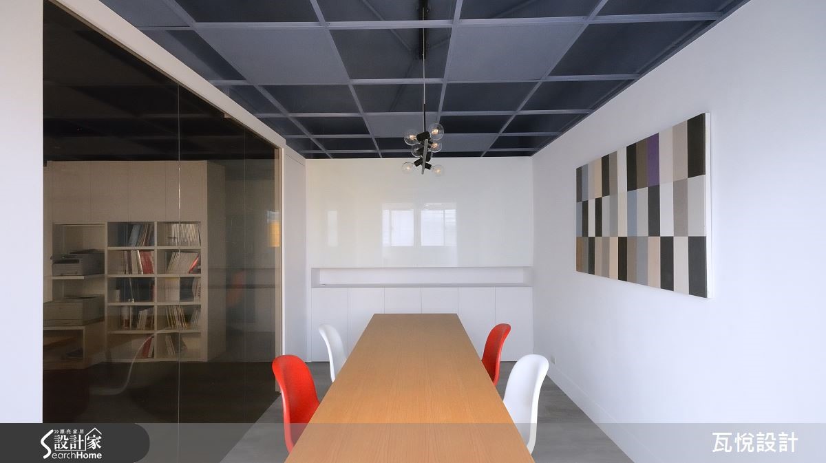 以 Loft 風定義的 28 坪辦公室,善用材質,實踐環保再