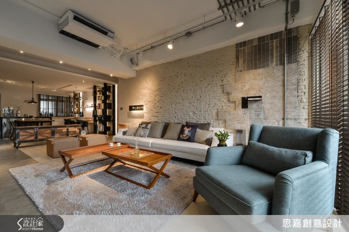 客廳餐廳與廚房的連結,將原本的隔間全去除,光從兩邊引進,讓空間明亮。中間過道以不鏽鋼廚電牆側邊為界劃出玄關區域,以舊木矮櫃劃出場域功能。餐廳挪出牆面變成為夫妻兩人互動的閱讀工作區。 客廳餐廳與廚房的連結,將原本的隔間全去除,光從兩邊引進,讓空間明亮。中間過道以不鏽鋼廚電牆側邊為界劃出玄關區域,以舊木矮櫃劃出場域功能。餐廳挪出牆面變成為夫妻兩人互動的閱讀工作區。