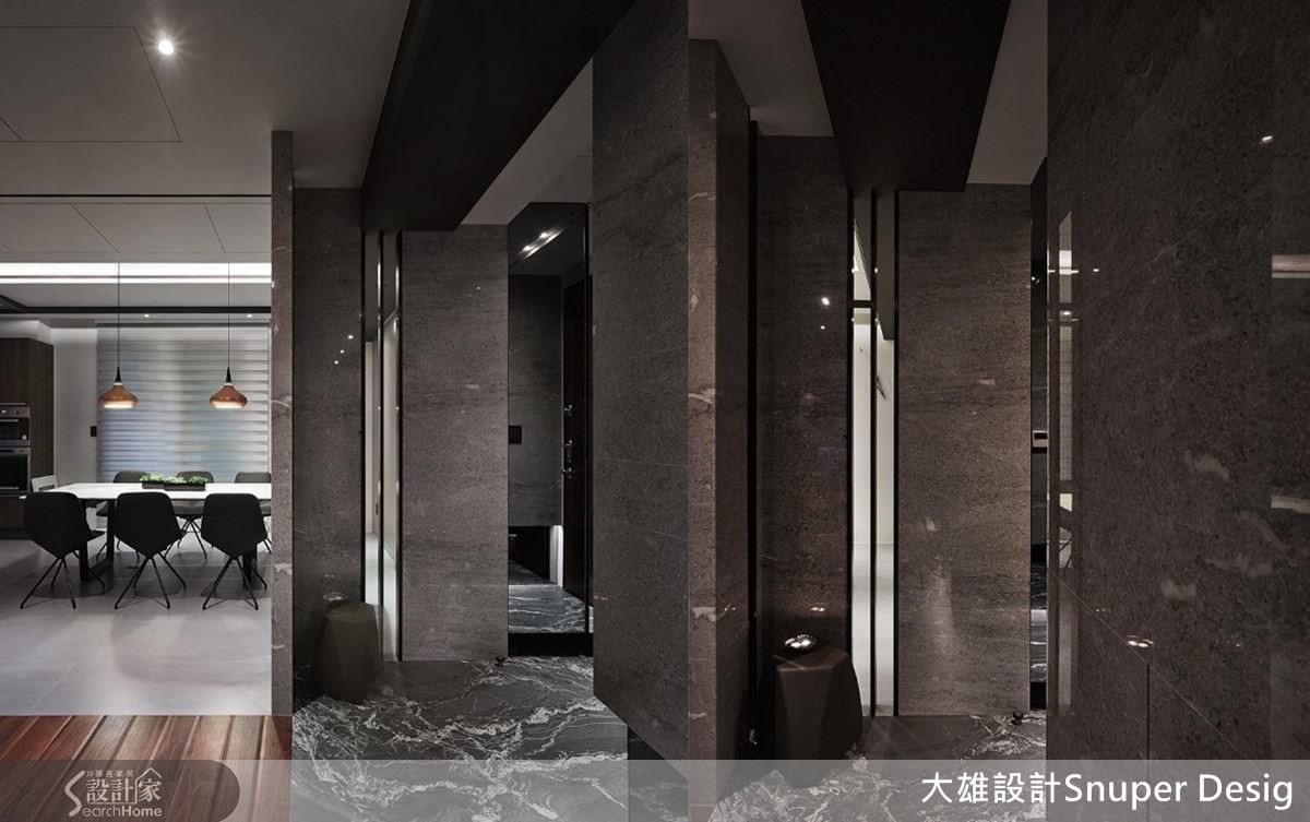 量體大塊的石材堆砌,與鏡面和鐵件虛實交會,將原樸物料的美感發揮極致。 量體大塊的石材堆砌,與鏡面和鐵件虛實交會,將原樸物料的美感發揮極致。