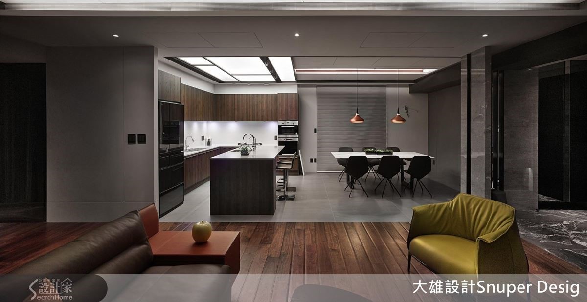 流明天花板具有仿天井的效果,讓空間局部得以明亮動人,宛如陽光灑入。 流明天花板具有仿天井的效果,讓空間局部得以明亮動人,宛如陽光灑入。