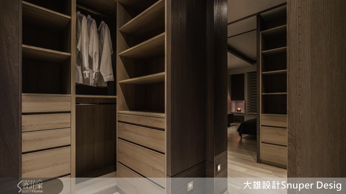 深度了解屋主的喜好,為不同的需求規劃適當的櫃體高度或抽屜,讓男性屋主也能擁有專屬更衣室。 深度了解屋主的喜好,為不同的需求規劃適當的櫃體高度或抽屜,讓男性屋主也能擁有專屬更衣室。