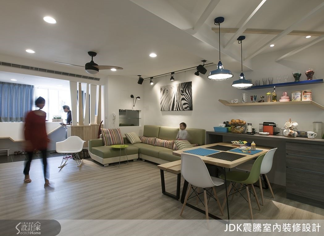 約 20 坪的 30 年老公寓住著三代同堂的美滿家庭,老屋