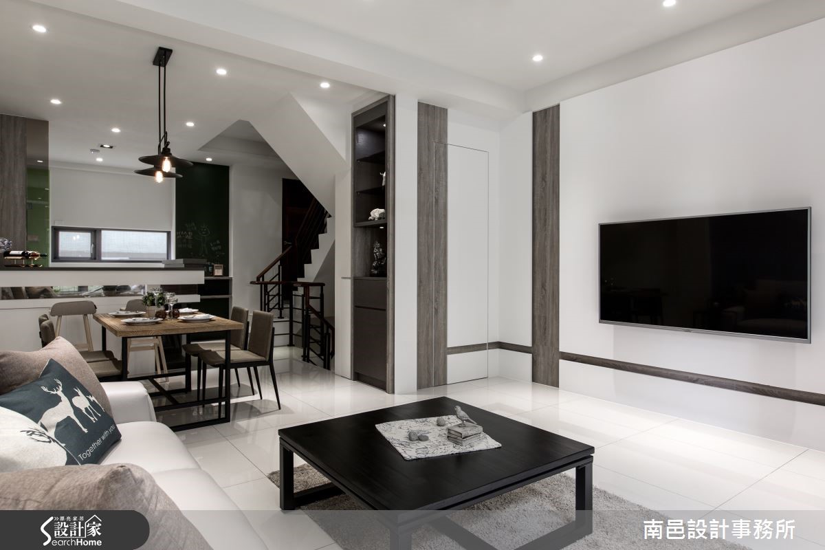 明亮的 4 層樓透天之中,住著重視收納機能的科技業夫