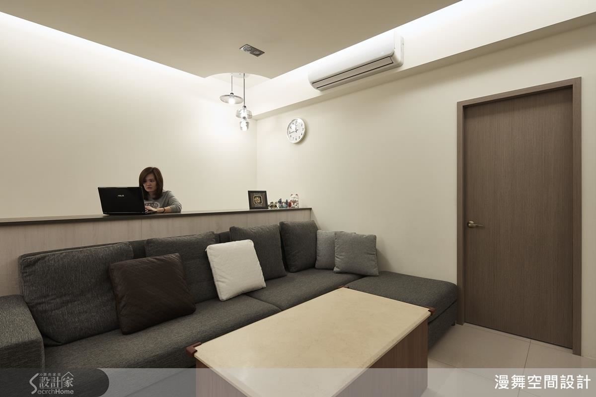 為避免電視牆面與沙發距離過遠,設計師巧妙的靈活運用空間,將沙發背後的小空間創造出書房多功能室。 為避免電視牆面與沙發距離過遠,設計師巧妙的靈活運用空間,將沙發背後的小空間創造出書房多功能室。