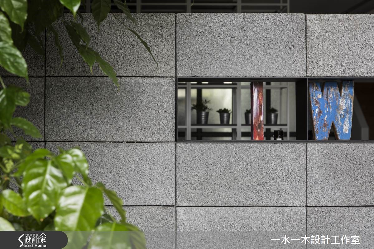 一水一木設計工作室,約 40 坪大小的雙層樓空間,以黑