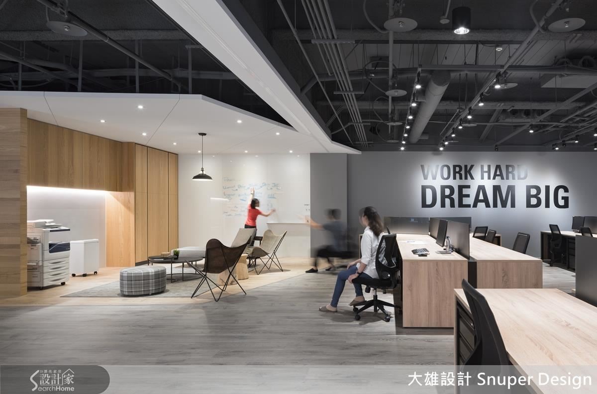 在當代空間設計中,會議不是只能在傳統的會議室中進行,如何讓員工隨時隨地都能彼此腦力激盪,推動新創意與想法的產生是新一代辦公空間設計的一大關鍵。 在當代空間設計中,會議不是只能在傳統的會議室中進行,如何讓員工隨時隨地都能彼此腦力激盪,推動新創意與想法的產生是新一代辦公空間設計的一大關鍵。
