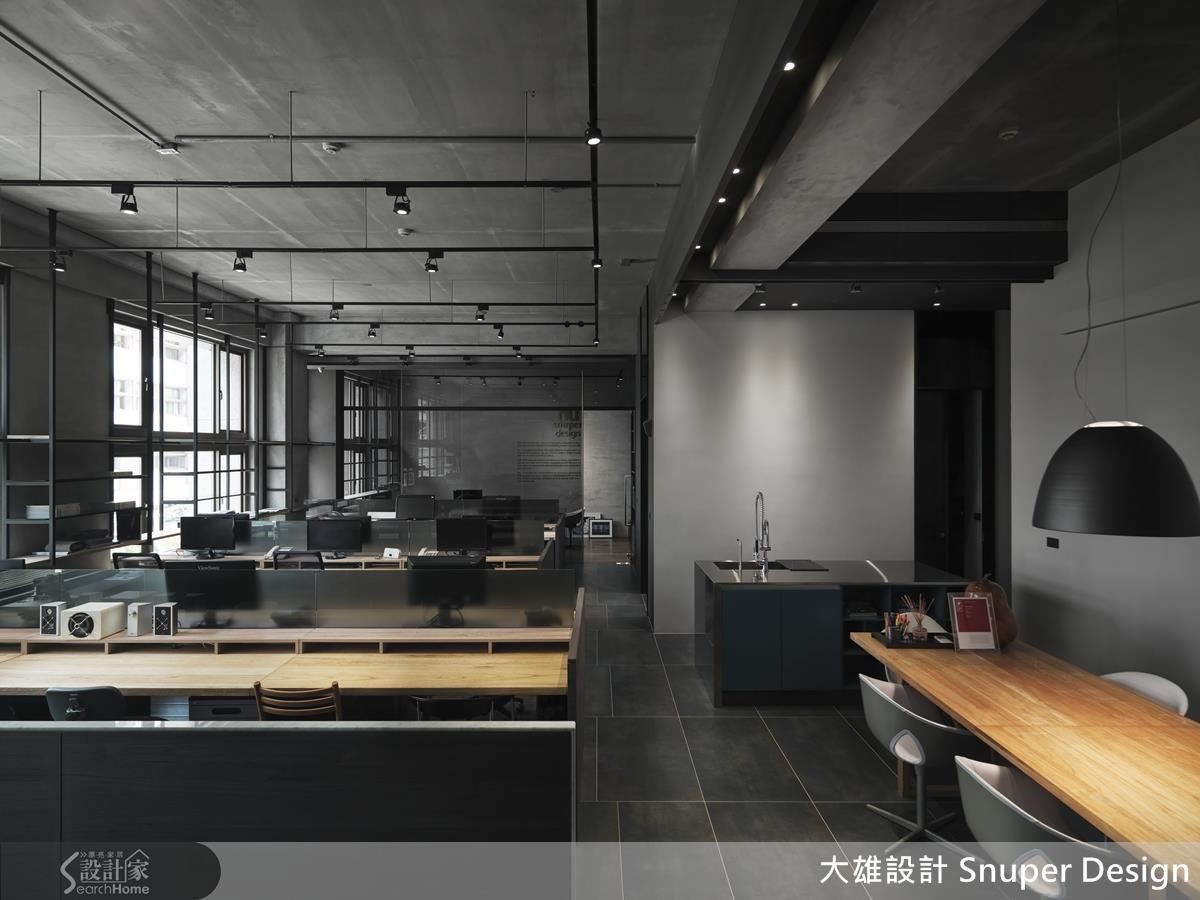 不過多裝飾,僅用材質線條雕塑空間,保留空間原始表象及容貌,形成相互展延的圖式關係,進而讓空間相互對話,構築出一幅幅變化多端的形象與氣韻。 不過多裝飾,僅用材質線條雕塑空間,保留空間原始表象及容貌,形成相互展延的圖式關係,進而讓空間相互對話,構築出一幅幅變化多端的形象與氣韻。