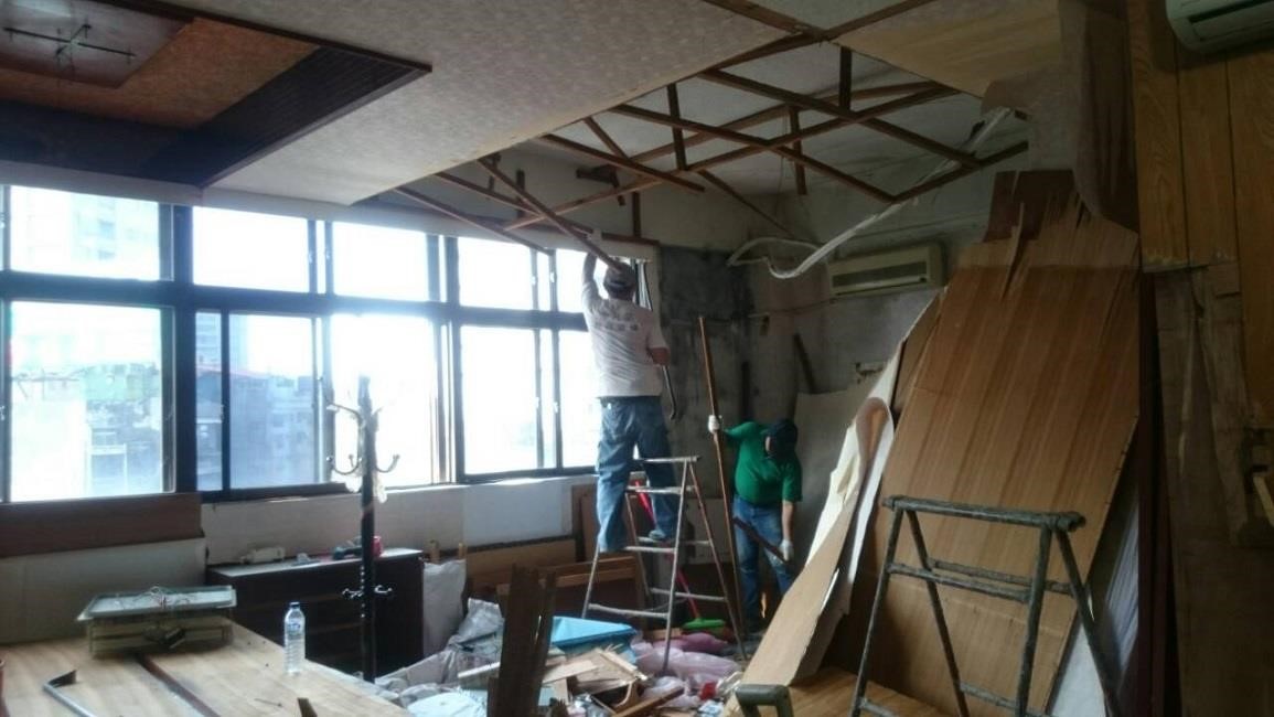 工班團隊與前來監工的設計師正緊鑼密鼓地進行拆除工程