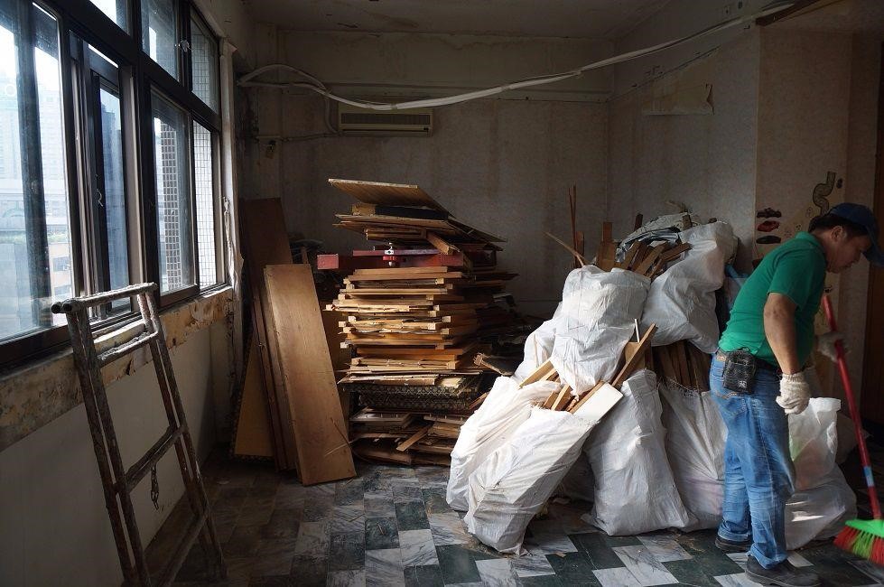 工班團隊與前來監工的設計師正緊鑼密鼓地進行拆除工程
