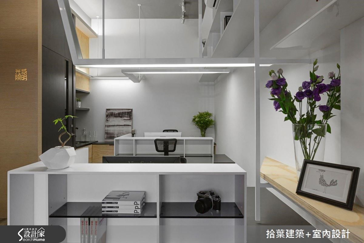 以清爽的純白色系、淺木色鋪排親和力十足的療癒氛圍,